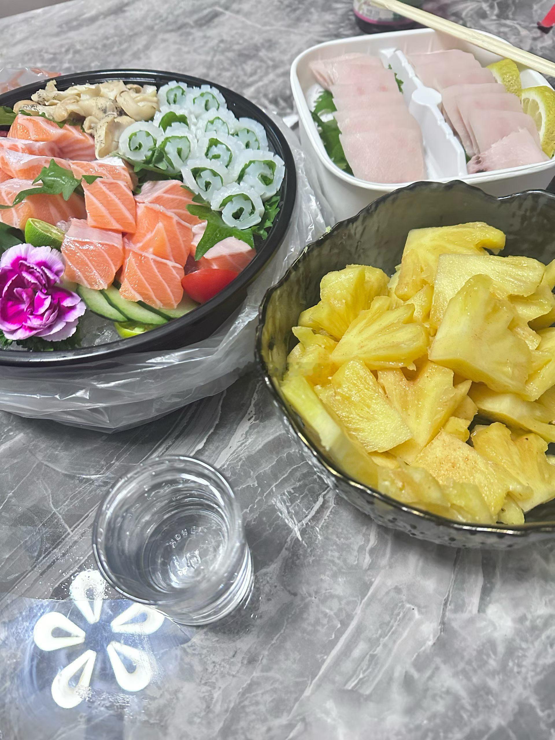 小时候以为喝酒半夜不回家的都是坏人所以长大了要在家里喝