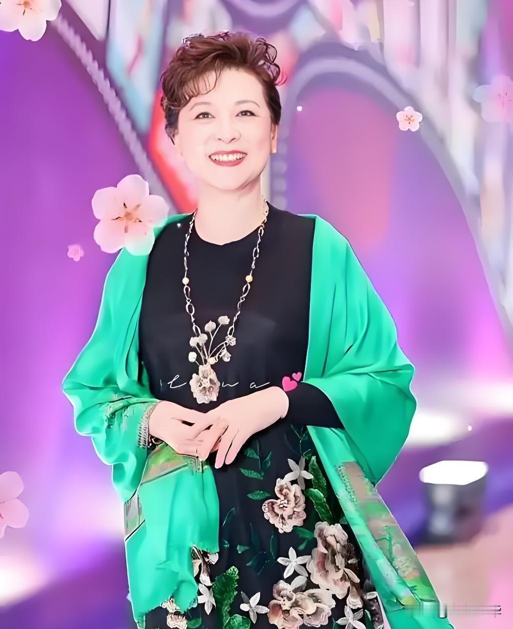发现了没，王馥荔有个很明显的特点，倒不是因为她变老了，而是她明明都76岁了，