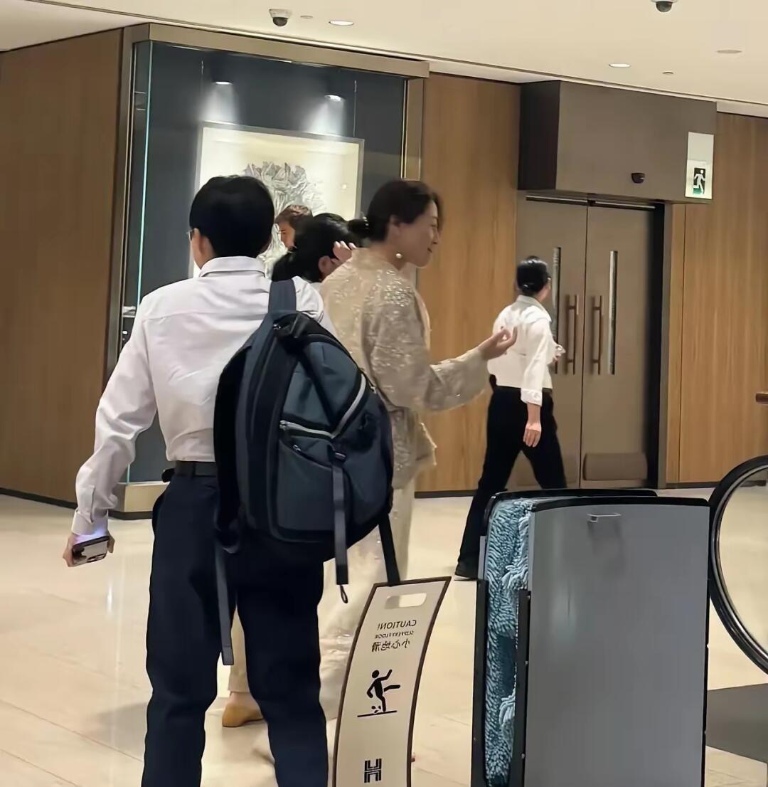 宗馥莉这几天在香港旅游，看来她并没有受到私生子的影响，网友在中环汉堡店偶遇了她，