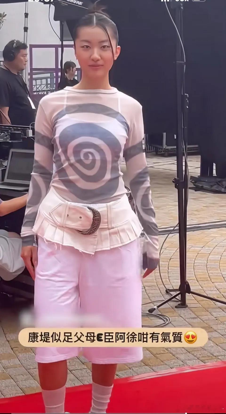 一看就是妈妈的风格，这双高跟球鞋之前见徐妈穿过救命太潮了，陈奕迅女儿陈康堤在叱吒