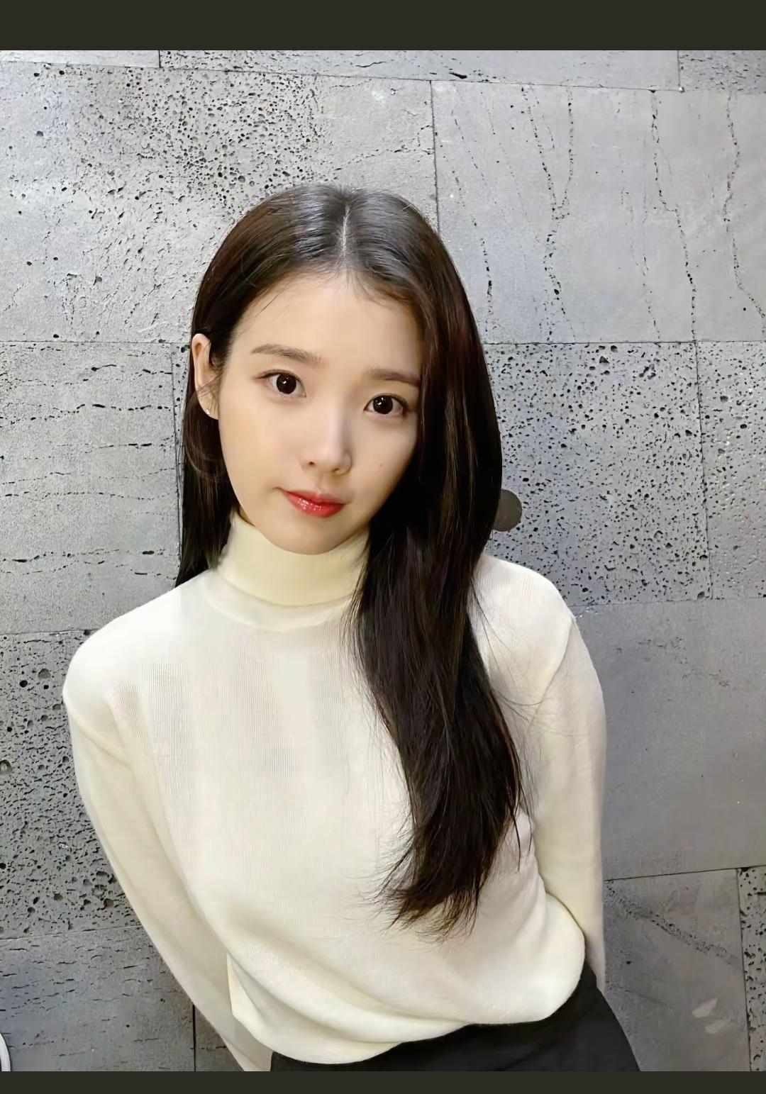 温柔甜美的邻家女孩，纯白毛衣搭配黑裤，简约又时尚！🌟✨