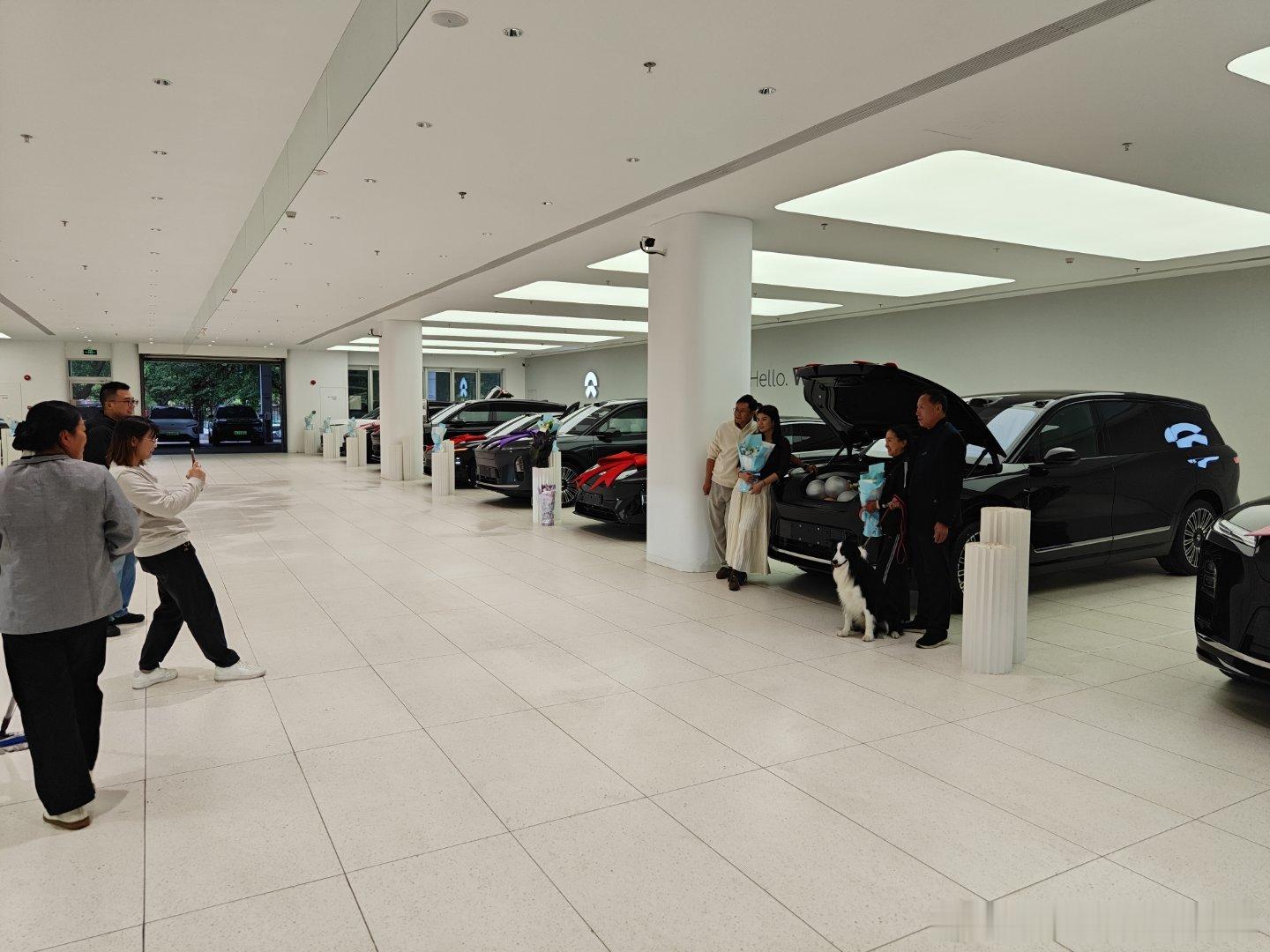 数了一下，展厅中一共有7台ES8正在交付占比42%