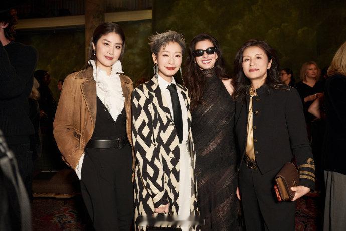 叶童安妮海瑟薇陈慧琳合照叶童、安妮·海瑟薇、陈慧琳近日在品牌活动上偶遇同框，随