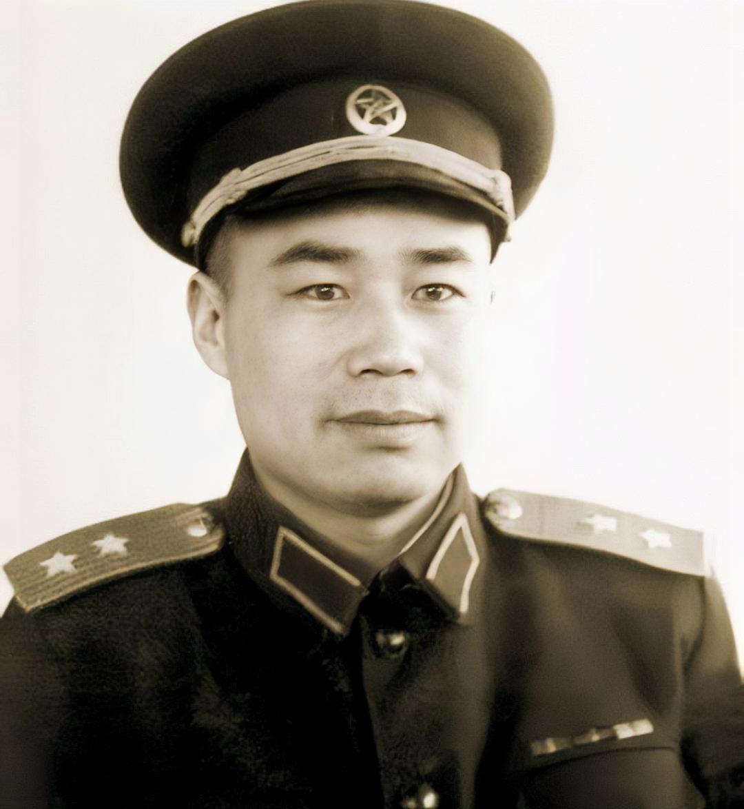 开国中将王近山一生尊重爱戴刘伯承元帅，是刘伯承元帅教他打仗。建国后，每逢过年，王
