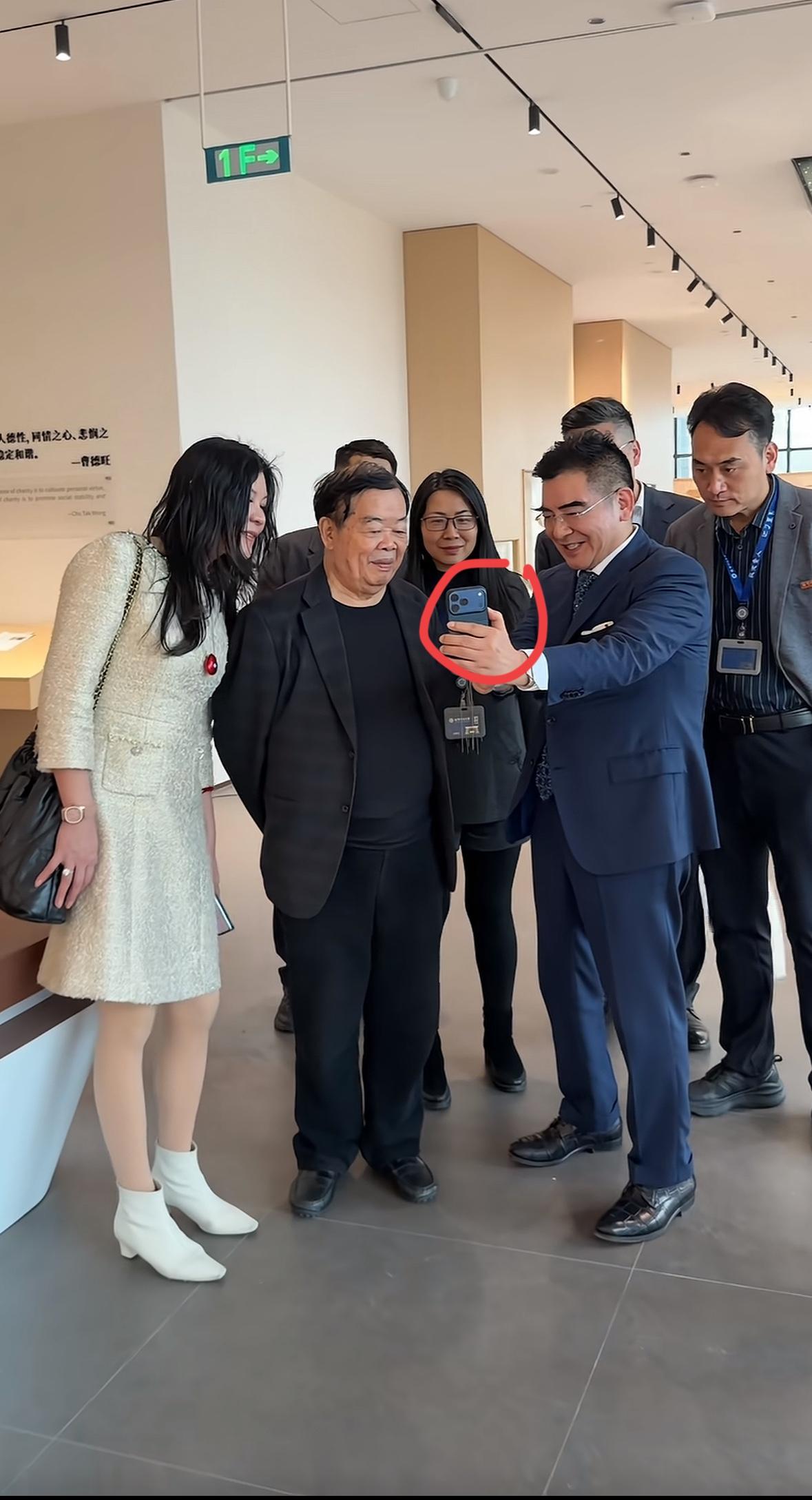 陈光标拿的手机是什么牌子的？颜色挺好看