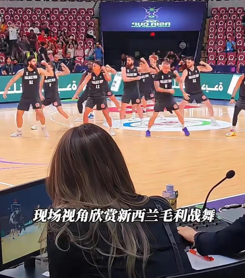 打进亚洲杯决赛，歪评主教练郭士强的几个“骚”操作：一、赛前让全体队员站成一排欣