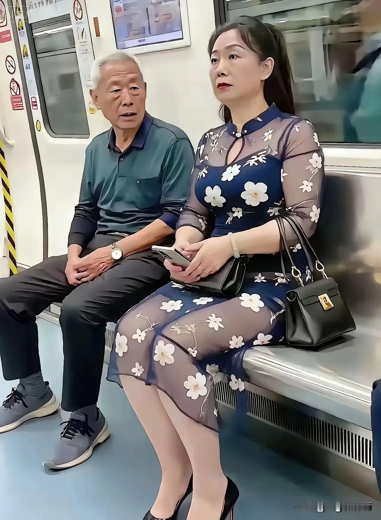老大爷盯着美女看，看得人心里发慌。怪老大爷没眼色？还是怪美女穿的好看呢？在列