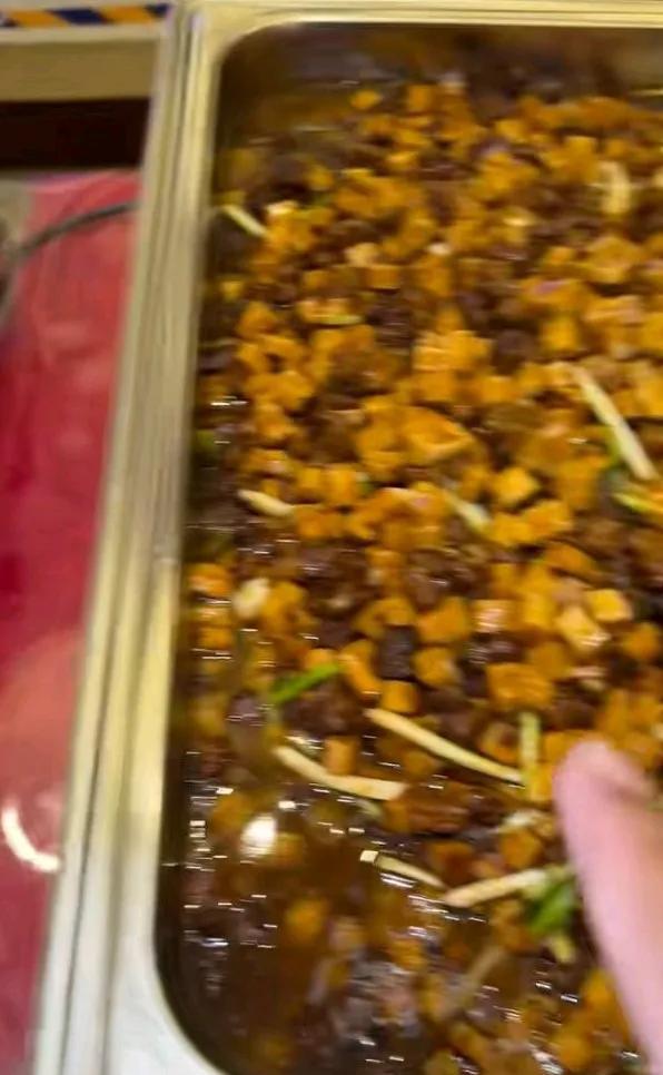 昆明自助餐大都18元以上，贵阳15元，16元居多。且贵阳15元的自助餐菜还多