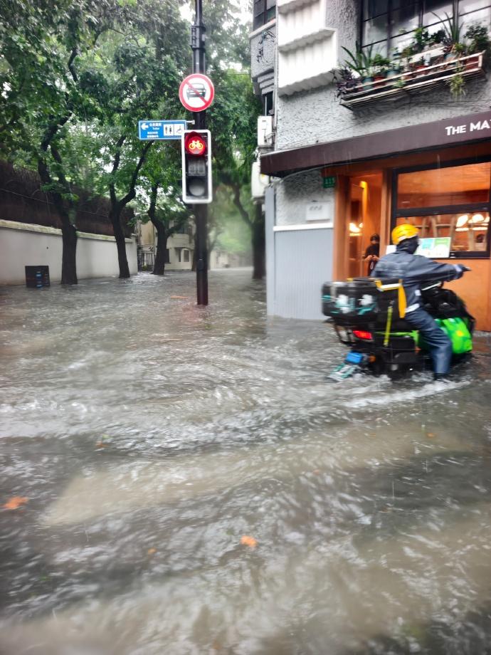 任何城市的排水系统都有能力上限，上海也不例外。今天上海的这场雨，可能真是破纪