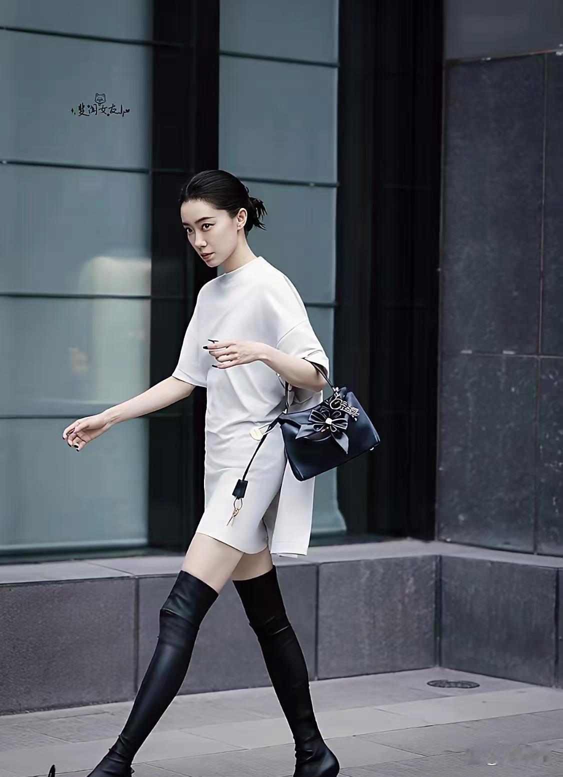 这真的是张小斐吗？那双魔女霸王靴也太好看了吧