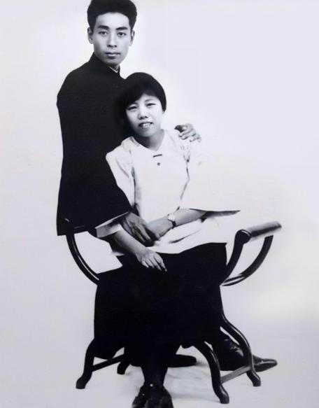 1955年，周总理见完初恋情，刚进西花厅的家门，邓颖超就走上前追问：“有照片吗？