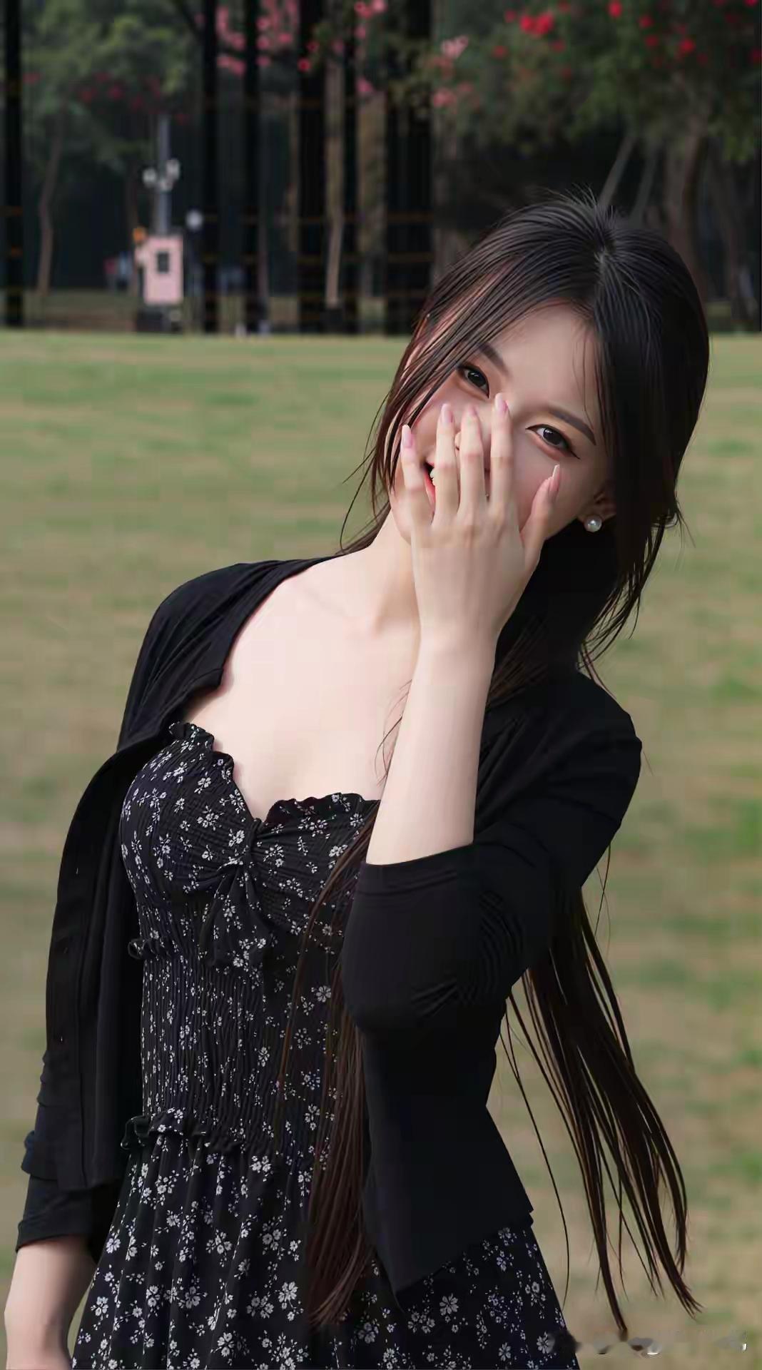 少女心爆棚的黑色连衣裙，搭配自然清新的户外背景，完美展现优雅与俏皮并存的气质。