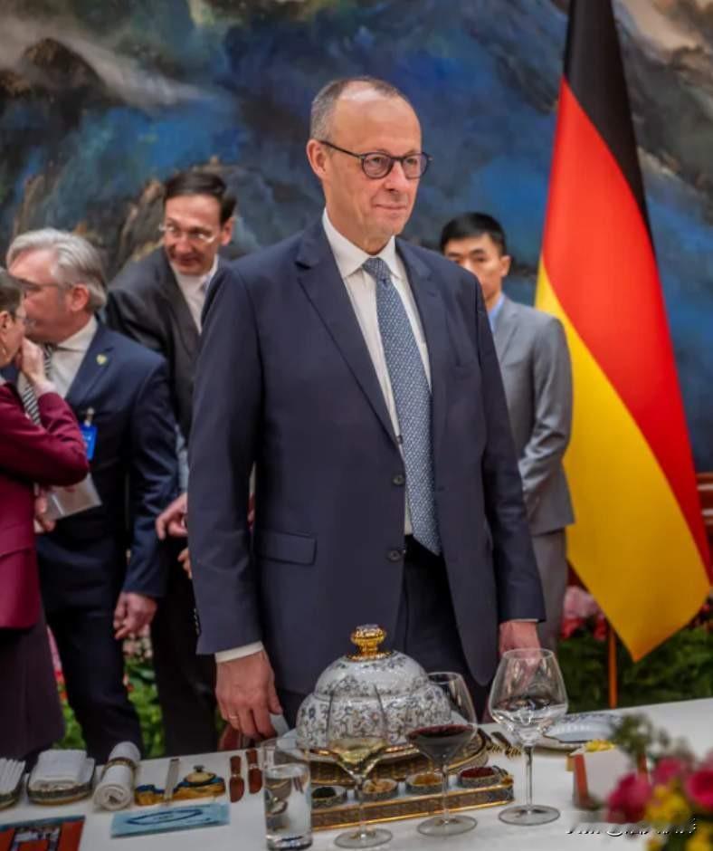 德国总理默茨周三宣布，中国将向空客Airbus订购“最多120架”飞机。这对这家