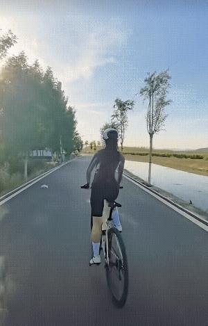 哎呦喂！这是传说中的水蛇腰吗？真的很丝滑！[点赞]