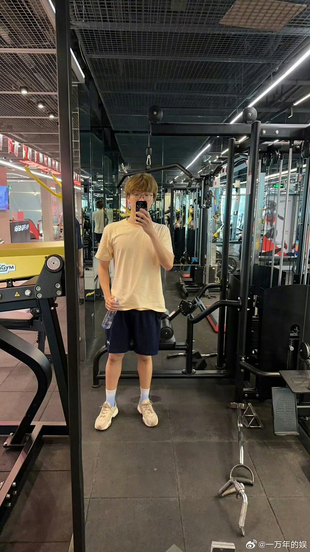 除了职场霸凌还有自律霸凌鸡翅用脱口秀讲出很多人心声：世界总逼我们变好，却没人问