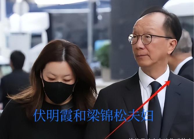 23年的婚姻，26岁的年龄差。当73岁的梁锦松已是白发苍苍、身形佝偻，而47岁的