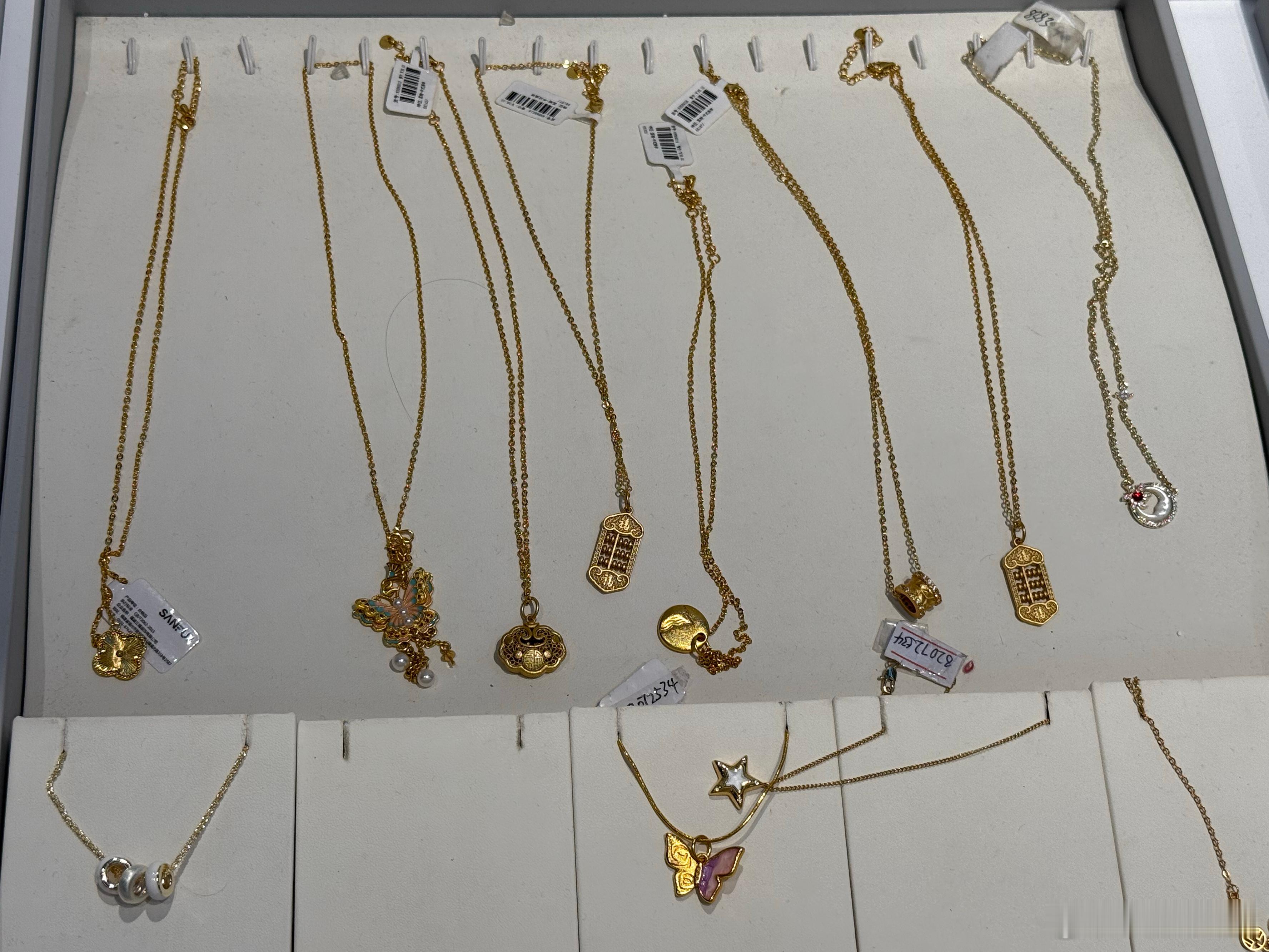 黄金金价跌了，不过首饰黄金还1000+呢，昨天逛商场看到有卖仿制品的，外观和金首