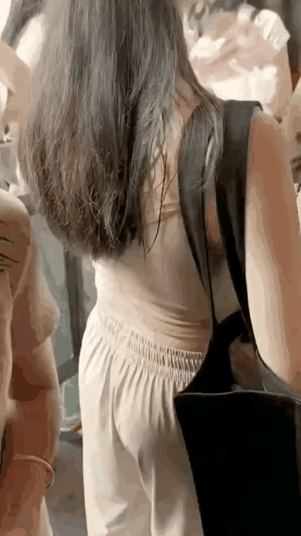 网友甲：这个蚊子太猖狂，光天化日之下竟然敢吸美女的血，一点都不知道怜香惜玉，太可