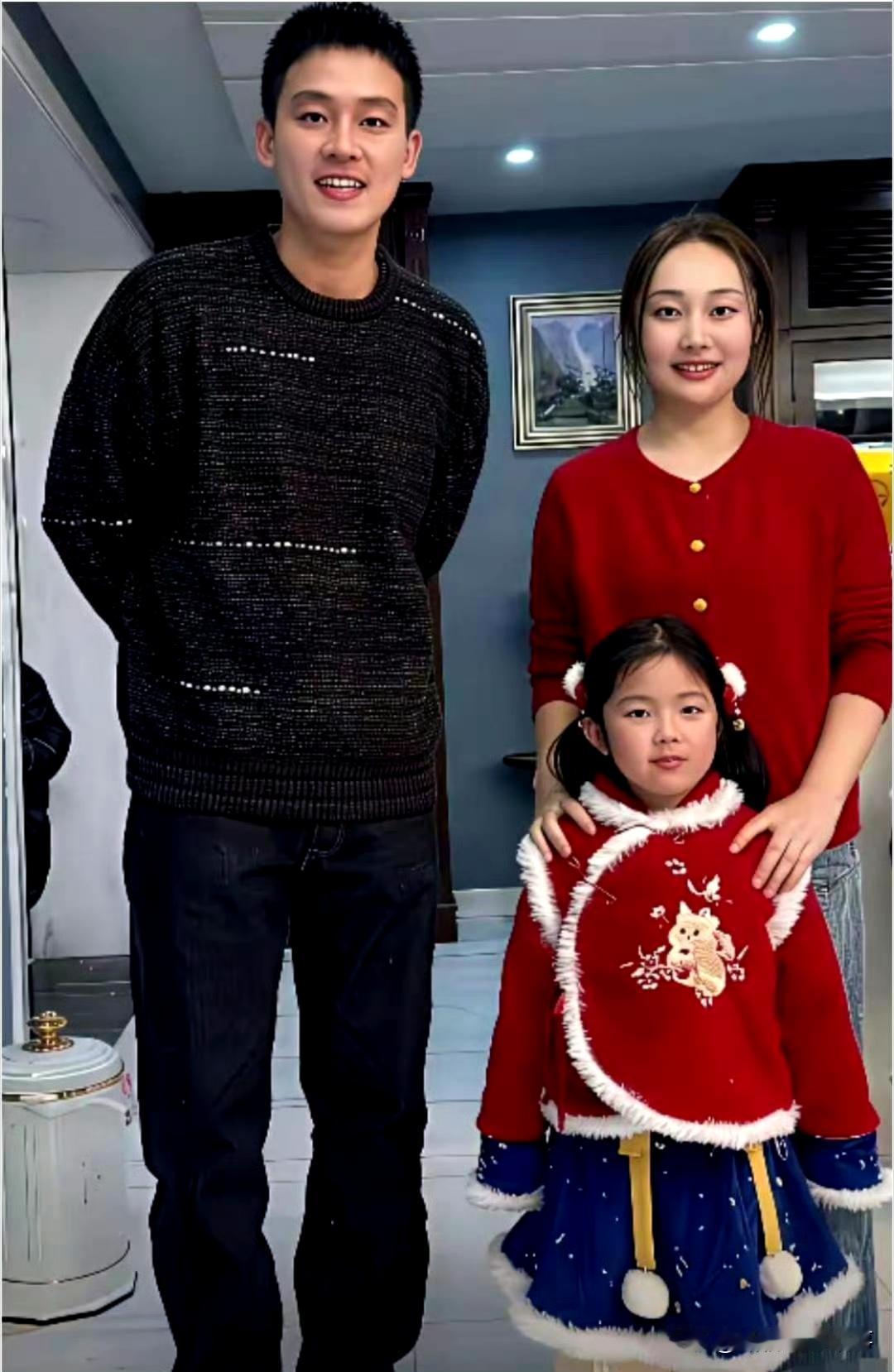 欧豪家的“颜值基因”：姐姐甜美，全家满是暖意欧豪和姐姐欧雪晴同框的画面，总