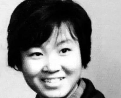 1974年，一名21岁女知青深夜独自外出上厕所，从此离奇失踪。连队搜遍整座
