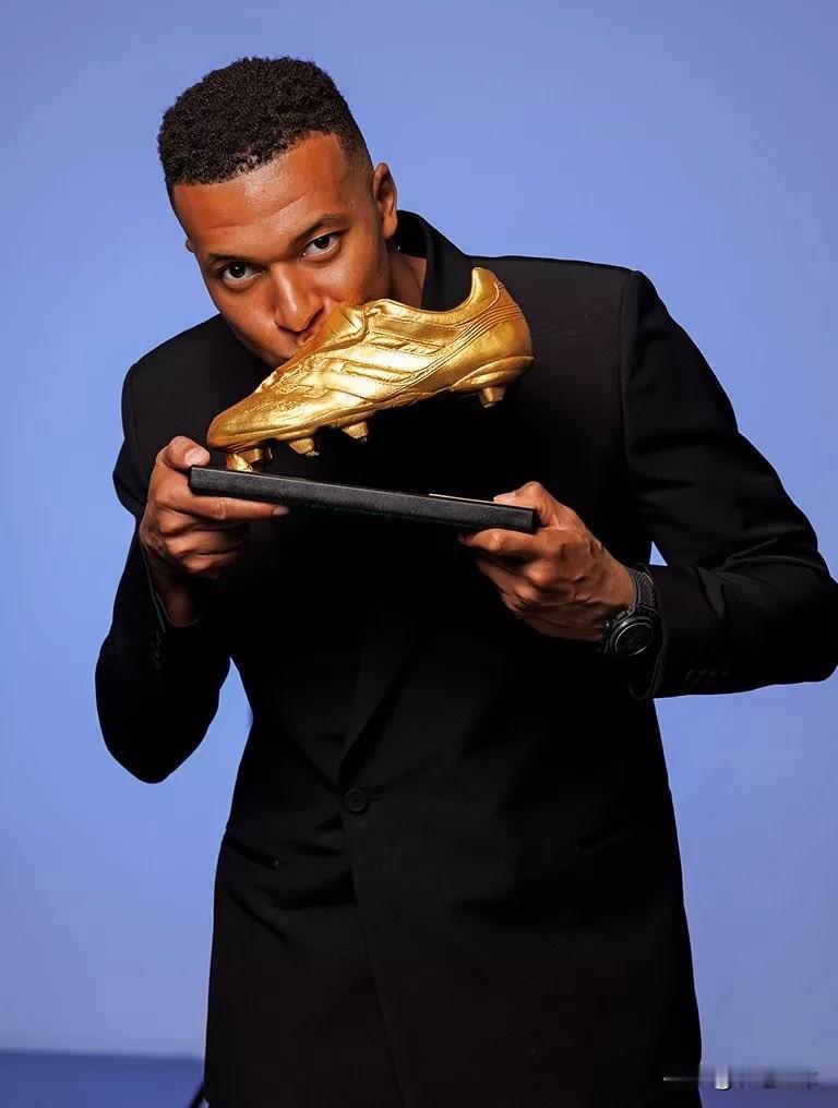 姆巴佩谈及C罗传奇地位："我能否超越C罗的成就？我不知如何回答。众所周知，C罗是