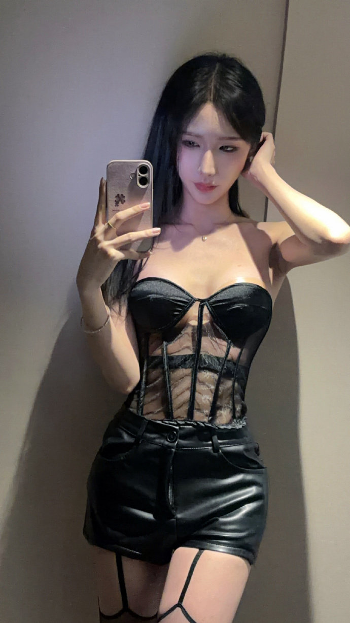 又是对着镜头假装发情的一天