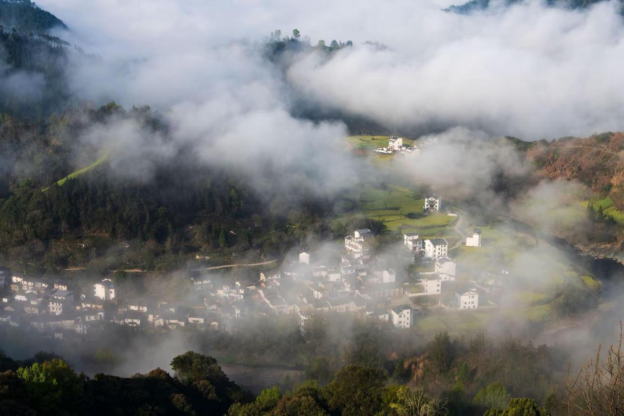 歙县石潭村。歙县石潭村自然风光美如画大自然风景云雾缭绕人间仙境