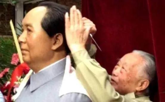 有一次，周福明给毛主席理发时，扯疼了主席。毛主席扭头道：“你今天怎么回事？一副魂
