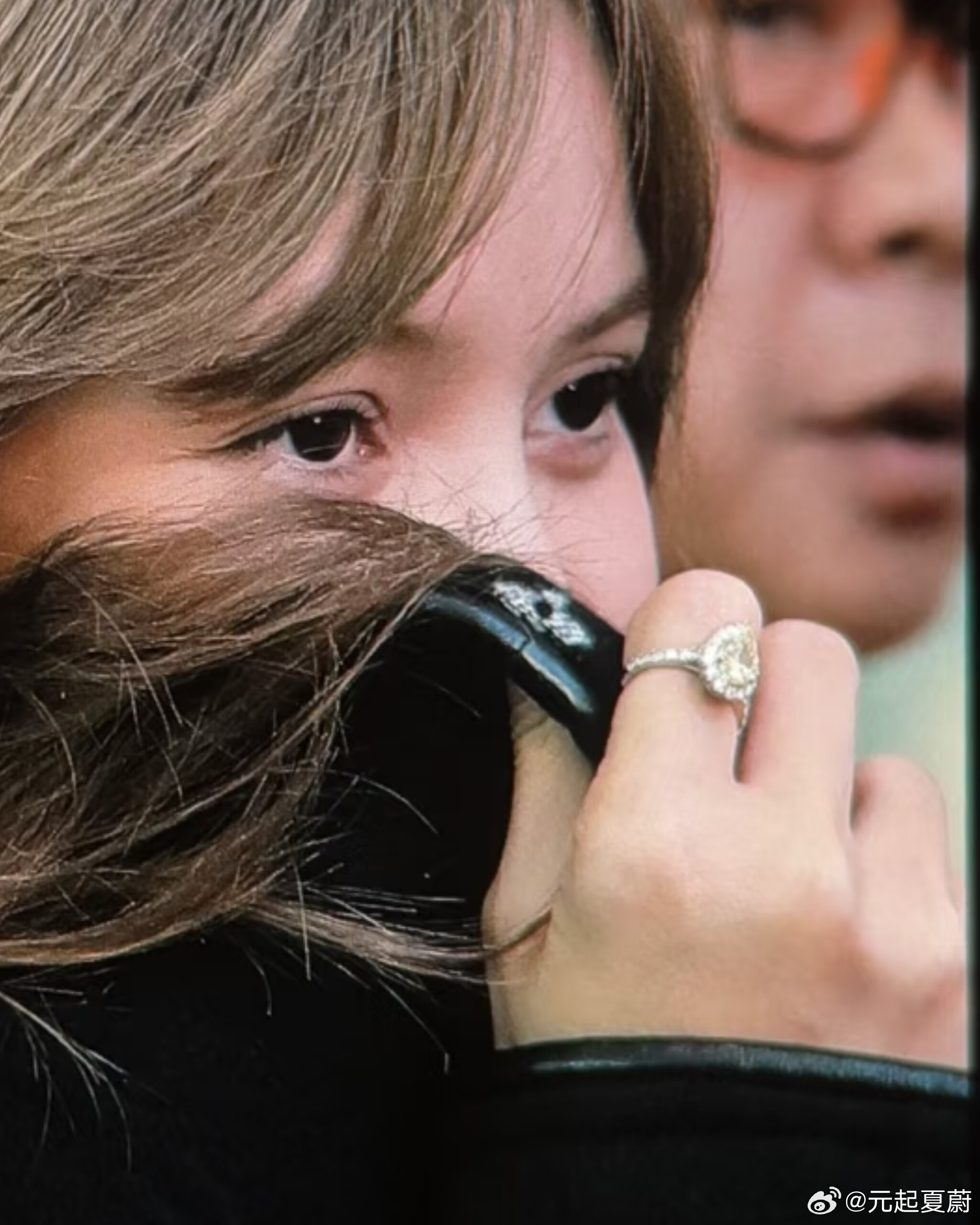 光顾着看人了，才发现手上这么大的钻石lisa​​​