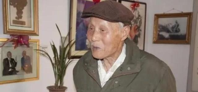 1983年，63岁老人正给领导倒水，领导低头一看，这老人竟穿着空军专用的拉练裤，