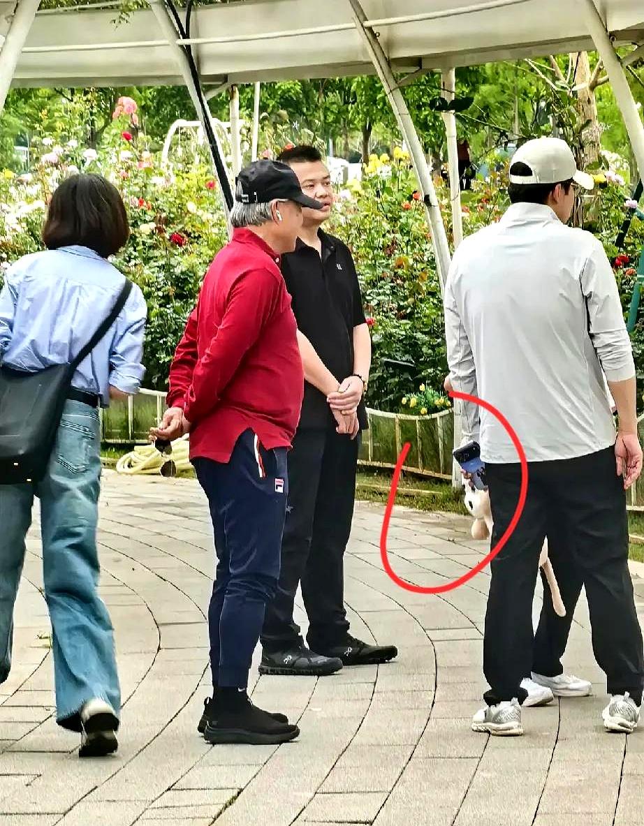 南沙这一偶遇，真是把霍启刚的“宠妻感”直接拍明白了。别看人家出门是带着三个孩子