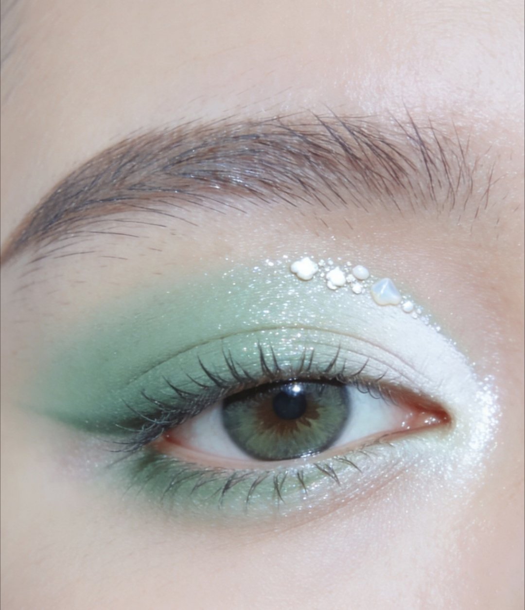 发现女生绿色妆容真的很加分，干净又自然，看着就很舒心，低调不张扬，还特别显气色，