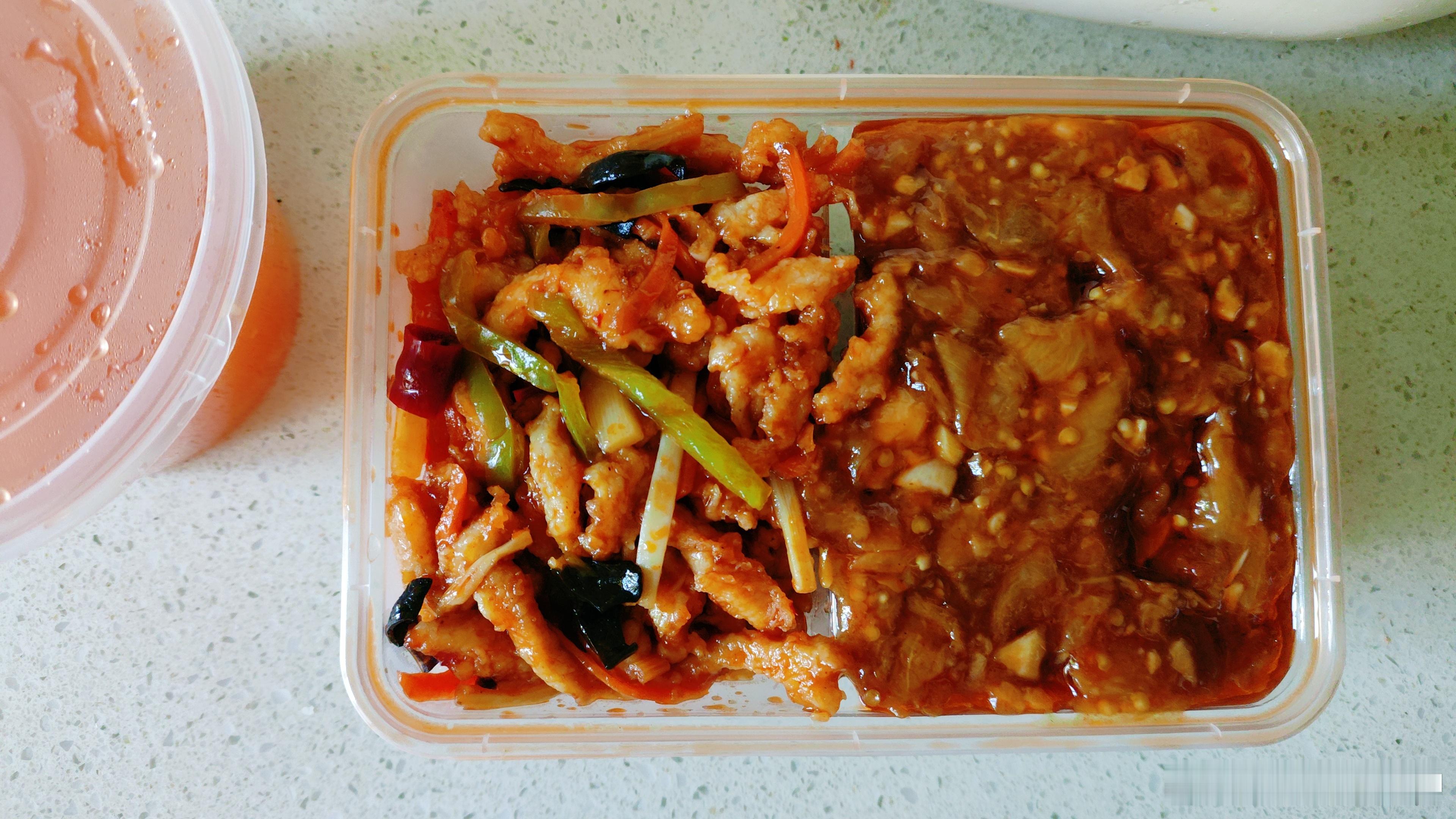 两菜一汤一饭鱼香鸡丝，素烧茄子，西红柿鸡蛋汤都很下饭了今天不忙慢慢吃​​​