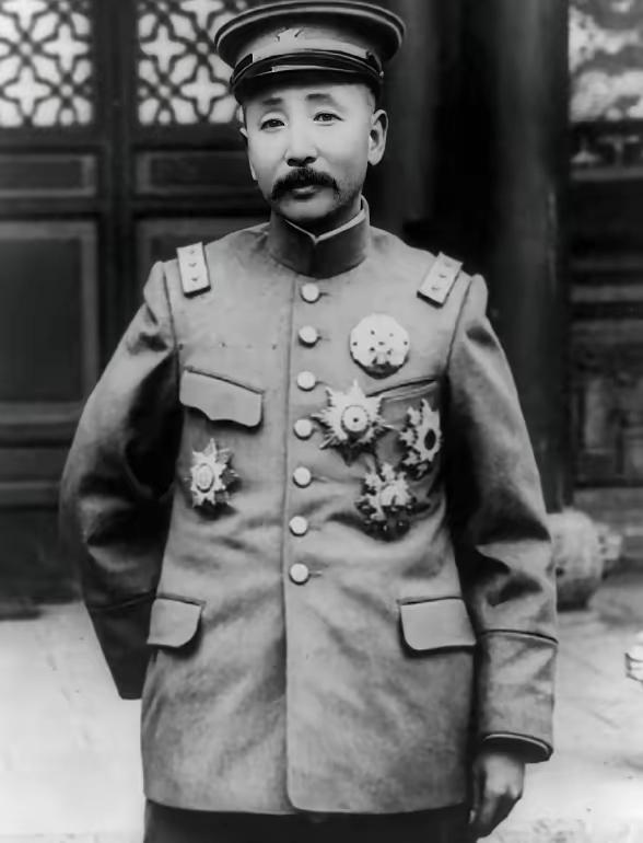 民国时，张作霖麾下有个连长，因彩礼不够娶不到媳妇，张作霖眼睛一瞪说：“你没有提我