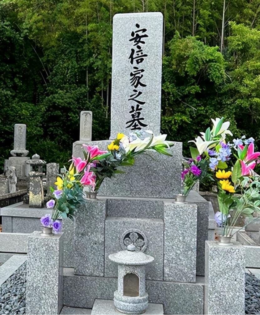 安倍晋三是日本人，为什么他遇刺后，墓碑上赫然刻着中国汉字？ 2022年7