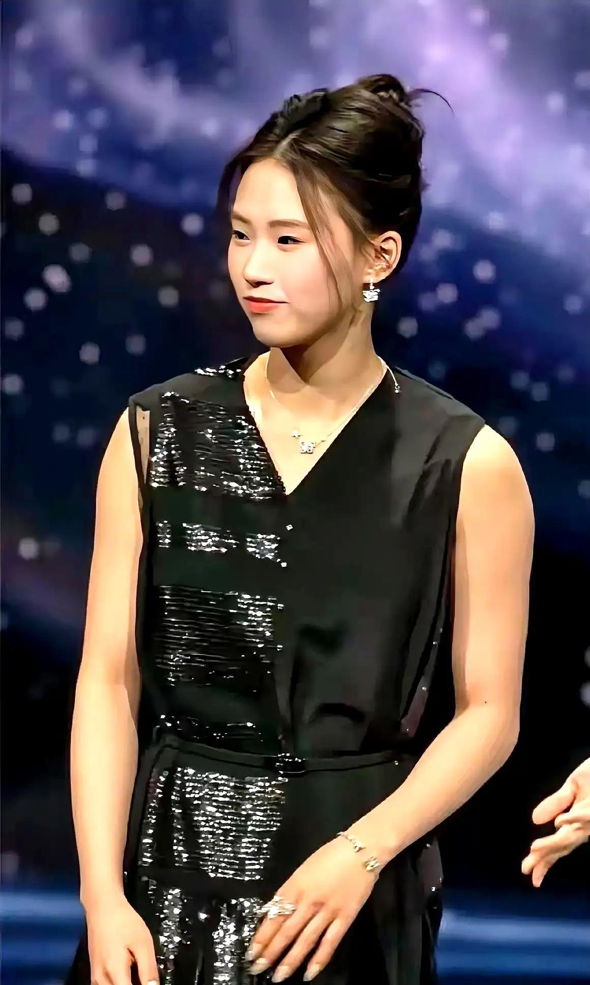 看到陈芋汐身形圆润，就想起当初全红婵稍微长点肉就被网暴的事。全红婵14岁一跳成名