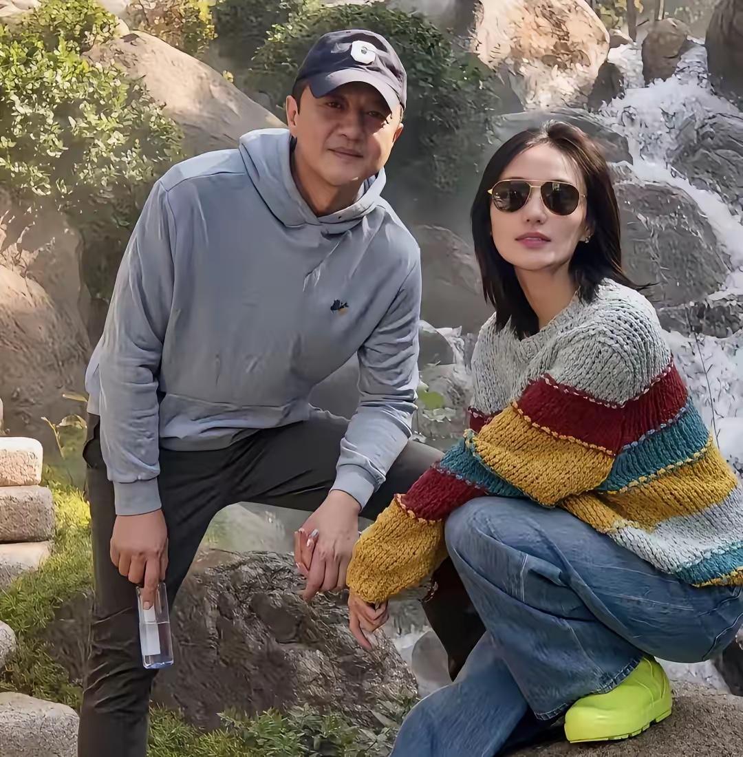 李亚鹏离婚，最受益的不是他，是18岁的李嫣李亚鹏官宣离婚，孩子归女方，全网都