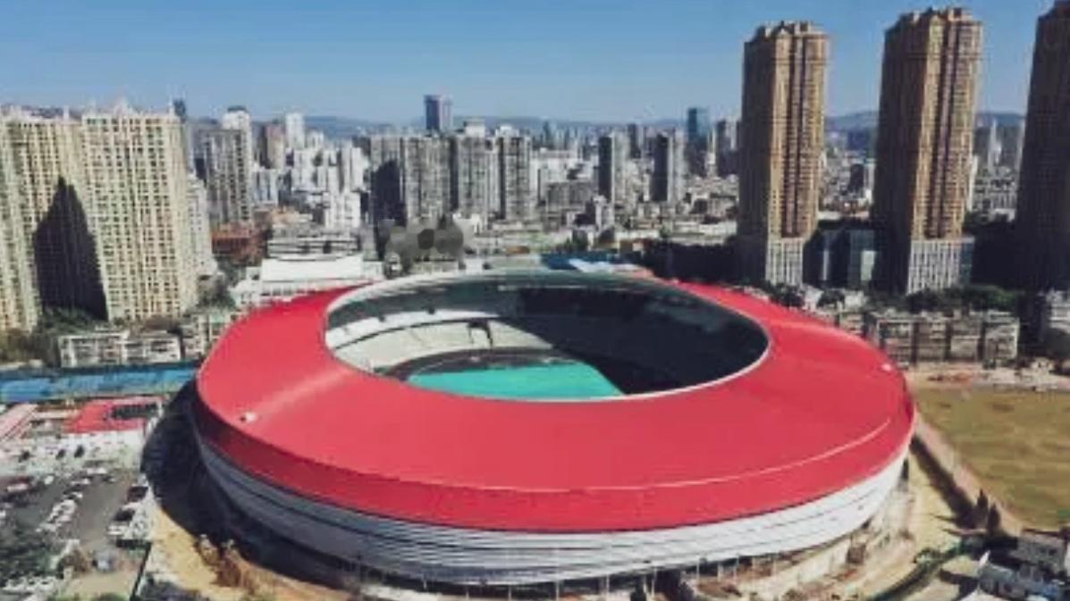 🔥昆明拓东体育场新颜初绽！红顶白墙惊艳全城昆明拓东体育场改造进入尾声