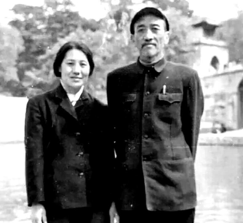 1960年代初，盘锦大洼子农场副场长吴成德正带领职工晒粮，突然有辆小车缓缓驶来。