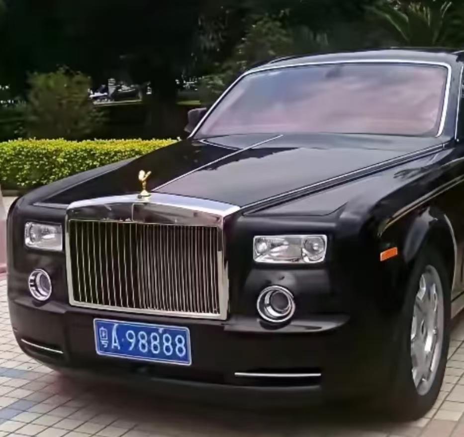 这辆劳斯莱斯光是那块粤A98888的车牌就值不少钱，五个8的连号现在拿钱都未必买