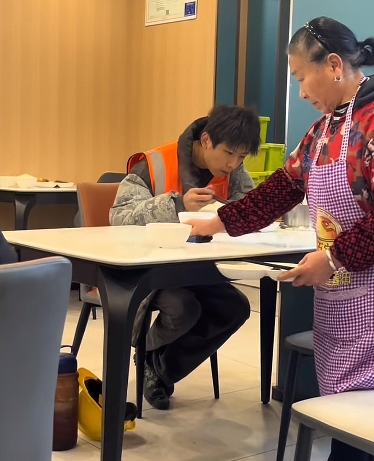 这个眼神，戳中了多少打工人的内心！一个穿着橙色反光背心的小哥，看着也就二十出