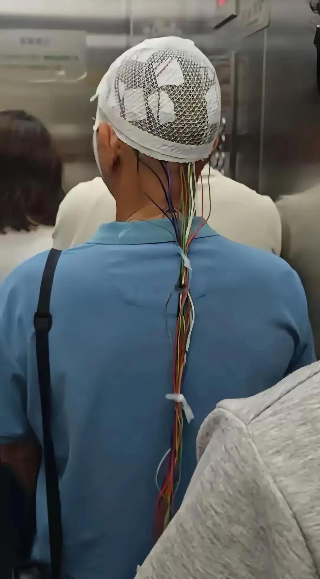 电梯里看到的，他戴的是什么东西？
