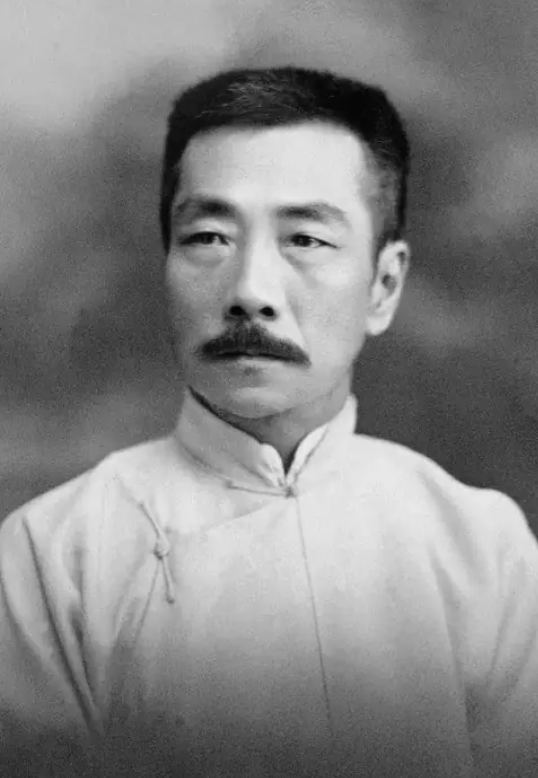 那天，鲁迅站在南京路边，听到一个穿长衫的男人说：“人哪，活着就别多管闲事。”他没