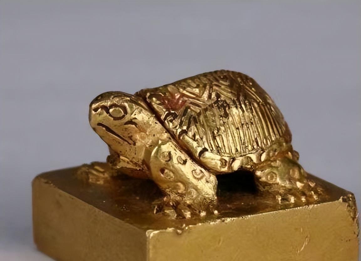 2008年重庆三峡博物馆，一个农民对着玻璃展柜突然笑出声。“这金龟印咋看着眼