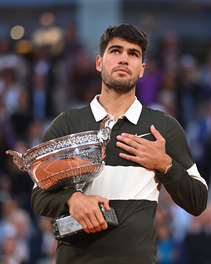 阿卡宣布因手腕伤势退出整个红土赛季。昨晚辛纳在马德里逆转邦达尔后，马上被问到阿卡