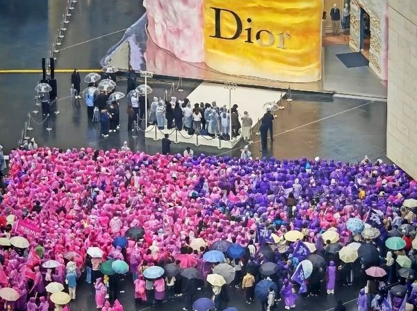 不是说势均力敌来着