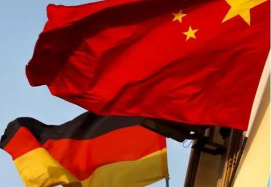 德国总理默茨的飞机还没落地，中国上千吨稀土已先抵达汉堡港，结果德国经济部立刻叫停