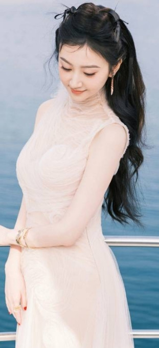 景甜这样看来就甜美多了，身材也好~