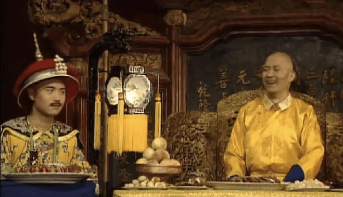 乾隆当太上皇期间，嘉庆几乎是一点军政大权的。所有军政事宜全由乾隆做主，宫内甚至一