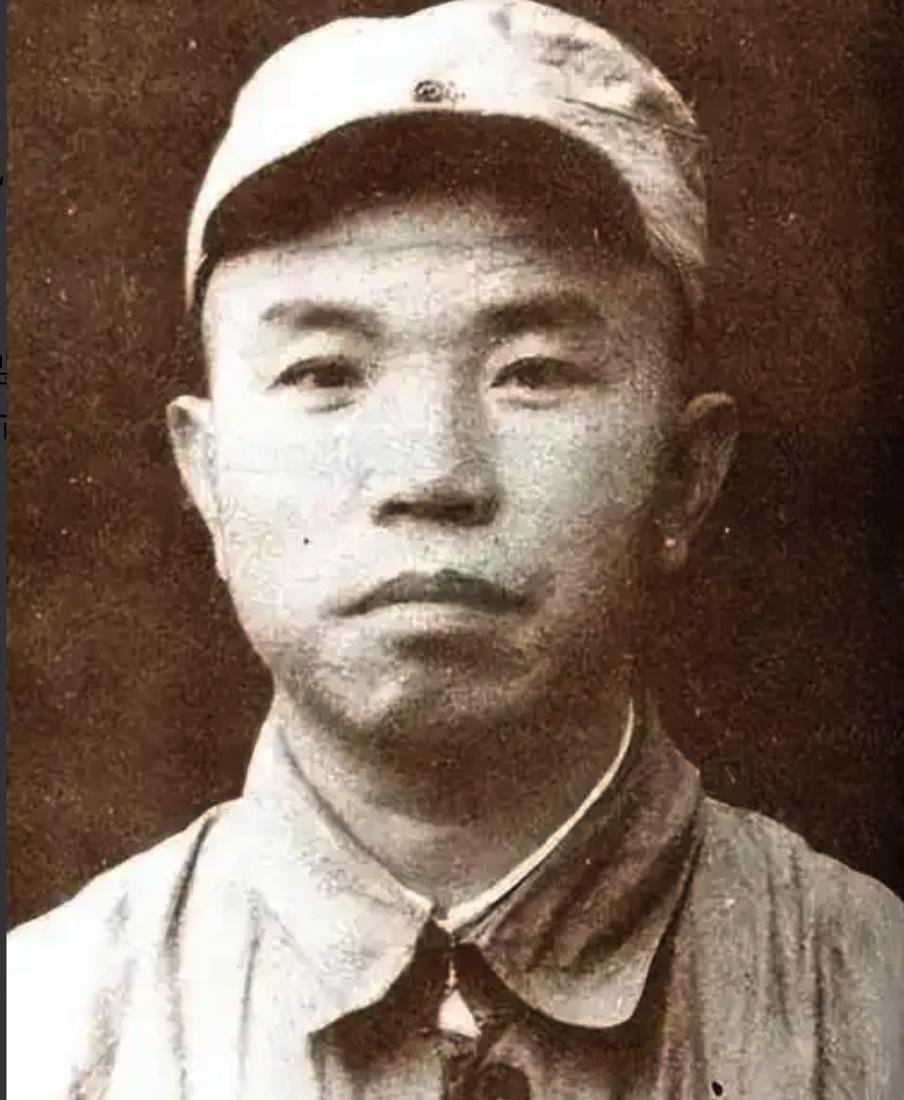 1927年，湖北麻城农会，宣判恶霸地主丁枕鱼死刑。丁枕鱼突然扯着嗓子冲审判长王树